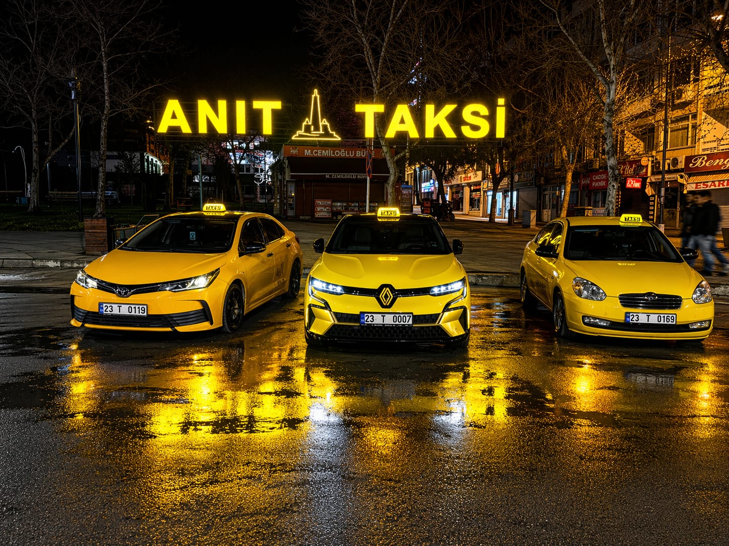 Anıt Taksi - gece durak önünde araç filomuz